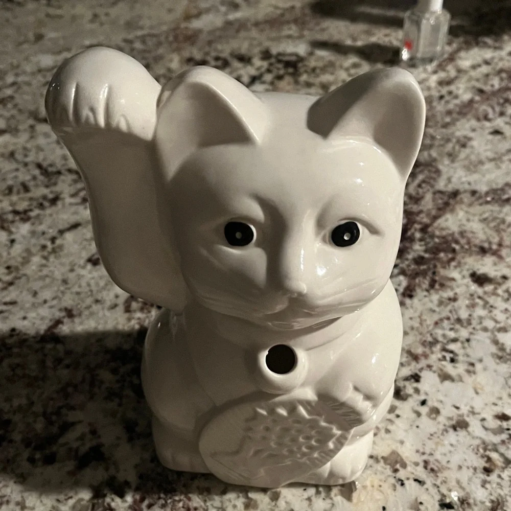 Elegant White Ceramic Maneki-Neko Cat